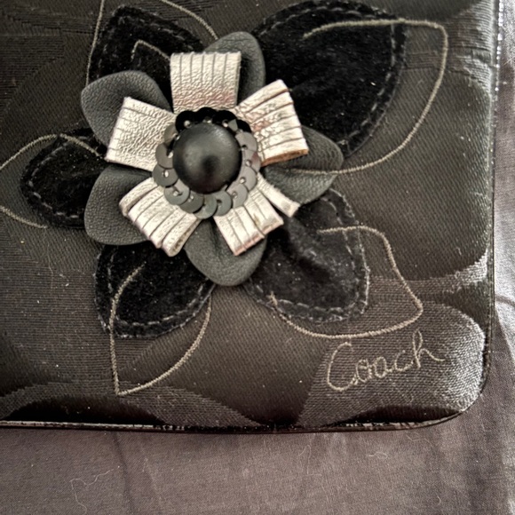 Rare Coach Signature Wristlet w/ Velvet & Metallic 3D Flower Appliqué - Picture 4 of 10